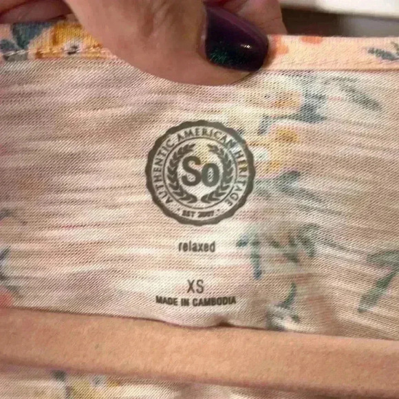 SO Floral Short Sleeve V-Neck Cold Shoulder Tee Size XS Peach - Picture 2 of 8